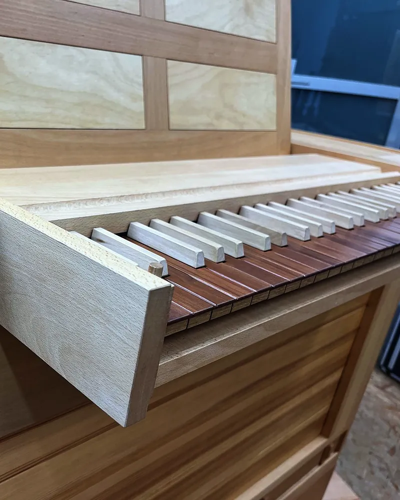 Truhenorgel für Continuo mit zwei Registern – Ansicht 2
